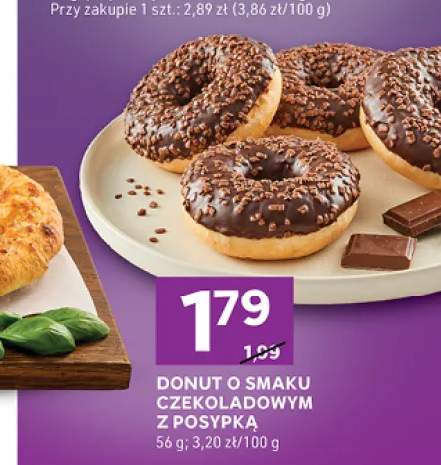 Donut o smaku czekoladowym z posypką